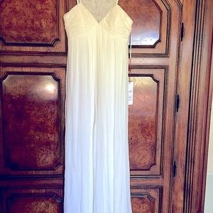 🌹NWT, Pretty Long White Formal Dress